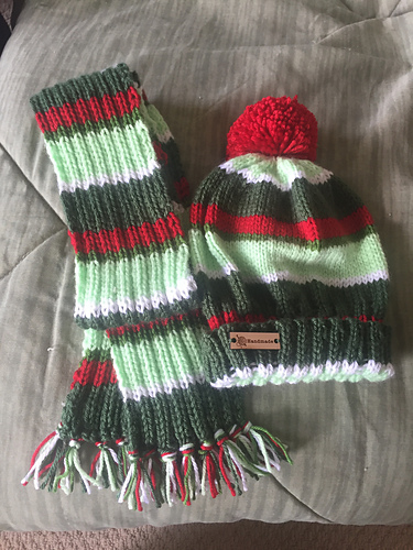 F170 Encore Worsted Child’s Hat, Scarf & Mittens photo 3