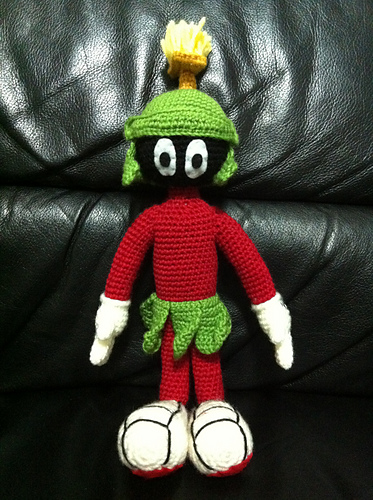 Gozal ayollarning chuqur amlariga botgan ulkan qora xorozlar toplami.