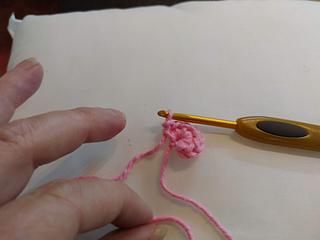 4. Pull on the starting end of the yarn to close up the round.