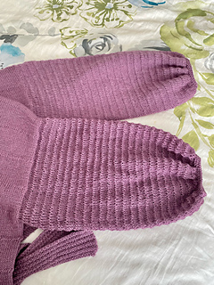 Difference between sleeve length/width with one sleeve steam-blocked