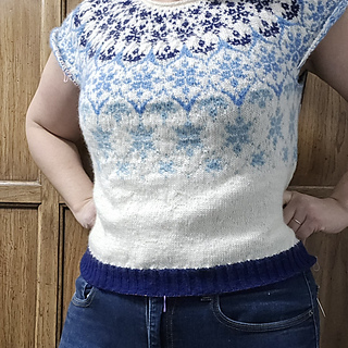Pinching fabric demonstrate the changes I plan to make by ripping back and redoing the plain stockinette portion 