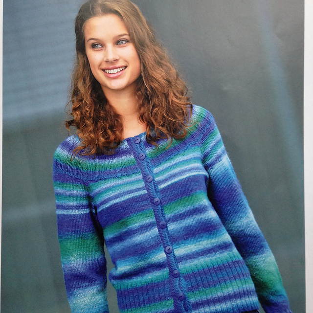 Ravelry Nr.14 Jakke med ribb og raglan pattern by Sandnes Garn