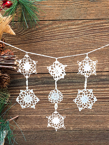 Ravelry: Snowflake Garland pattern by Susanna Biaye