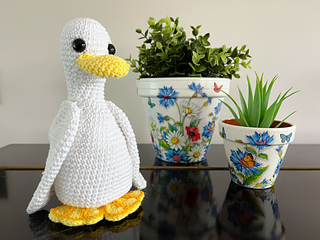 Mummy Duck (Paintbox Cotton version). The 100% cotton and smaller hook gives a more defined and modern finish making it perfect for gifting. 