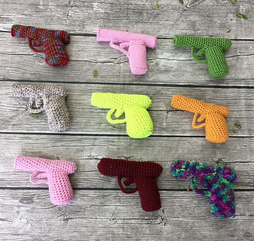 Strikkehåndarbeid: Crocheted Gun - Art For Peace - kathy ticho