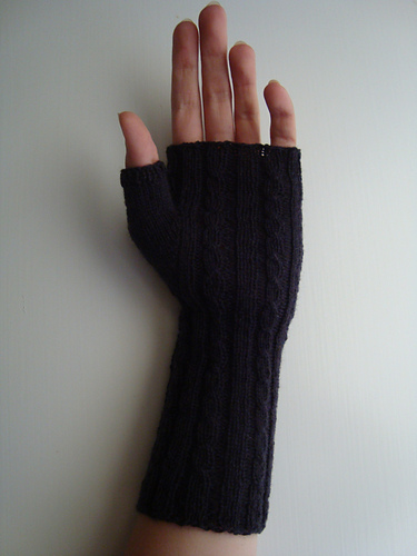 Cabled unisex fingerless mittens photo 3