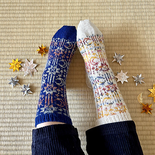 Navy sock is size 1 and white sock is size 2.