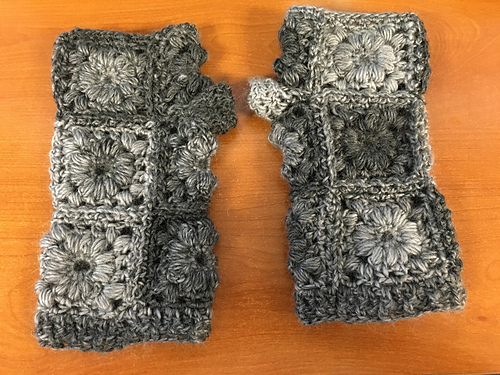 Puff Squares Fingerless Gloves photo 2
