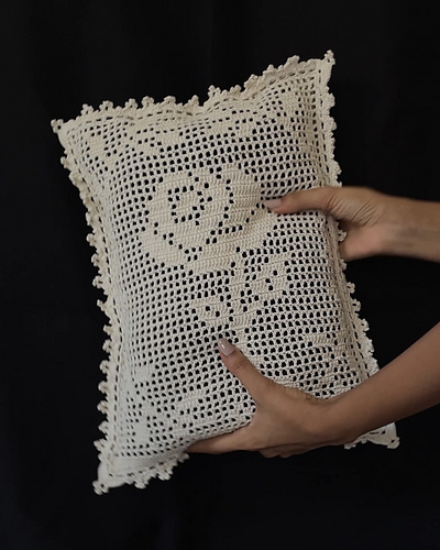 Entre Rosas Pillowcase