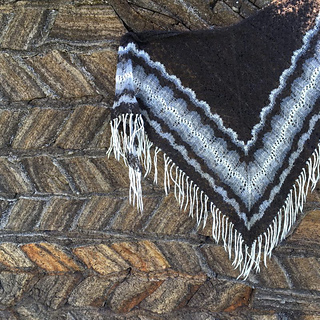 Ravelry: Margrét Triangular Shawl pattern by Hélène Magnússon