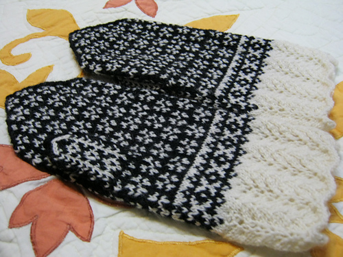 p.12 Black & White Flower Mittens (花の白黒ミトン) 다른 모습 1