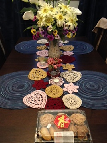 Hearts & flowers table runner photo 3