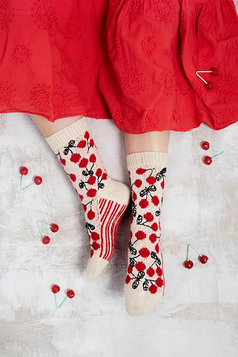 Kirsebær-sokker - Suuri Käsityö 5/2025