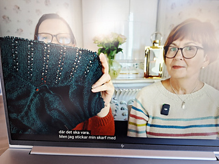 Knitannknit and Virkfrökenen had in the spring 26 a KAL with Det skæve scarf :slightly_smiling_face: 
