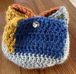 The same crocheted bag, closed and sealed with a clear faceted button. 