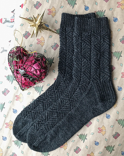 Ravelry: Shell socks pattern by Tatiana Kulikova