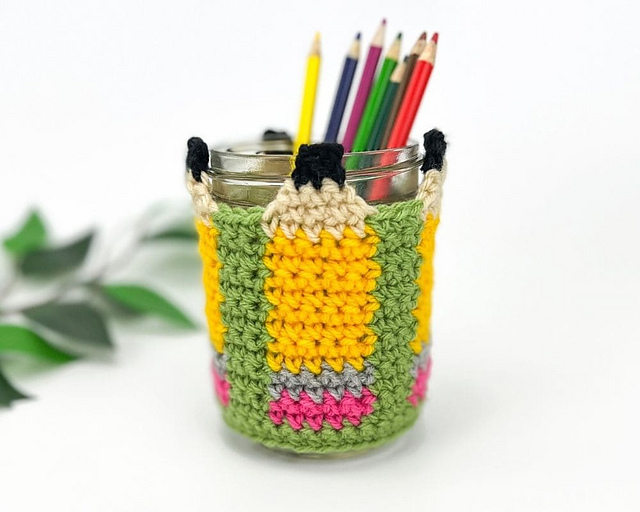 Ravelry Pencil Holder Cover pattern by Jo Edwards
