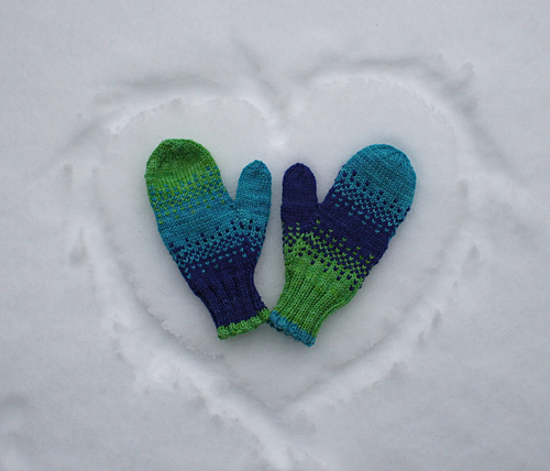 ravelry-hiro-mittens-pattern-by-julia-farwell-clay