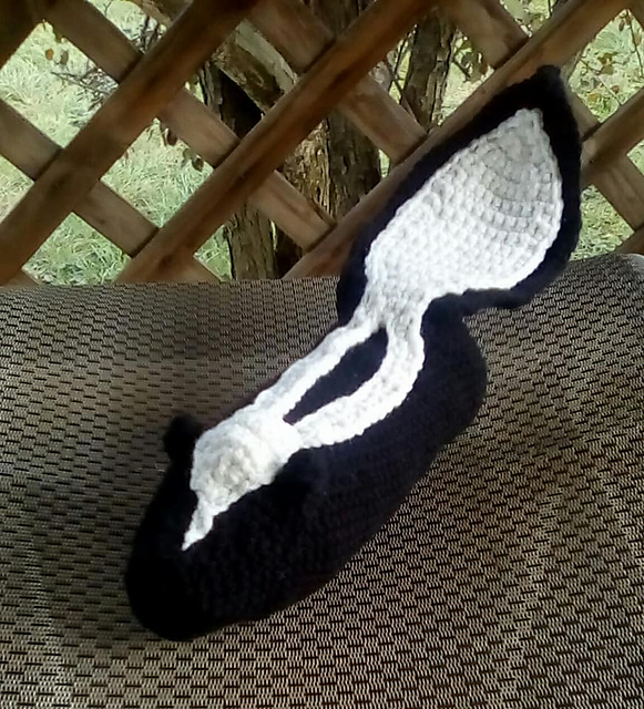 Ravelry Crinkle Water Bottle Dog Toy SKUNK pattern by Jennifer Toombs