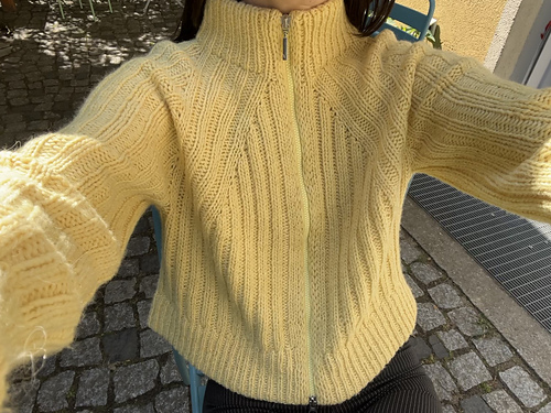 Ravelry: Vivian Cardigan pattern by Lea (kisskiss.rhinestones)