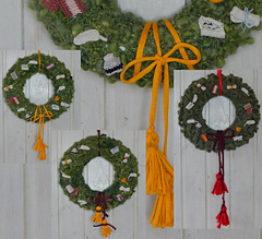You can also decorate the "Jane Austen Wreath" with the individual pieces of this pattern. You'll find the link to the pattern in the description right.