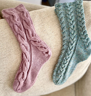 LANA GROSSA Meilenweit Cashmere

also shown: the knitonomy fresno socks (in turquoise)