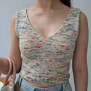 Size 1 modelled with 14 cm (5.5 inches) of negative ease