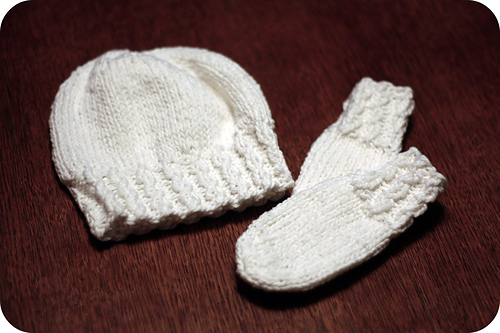 Tiny Twist Hat and Mitts photo 1