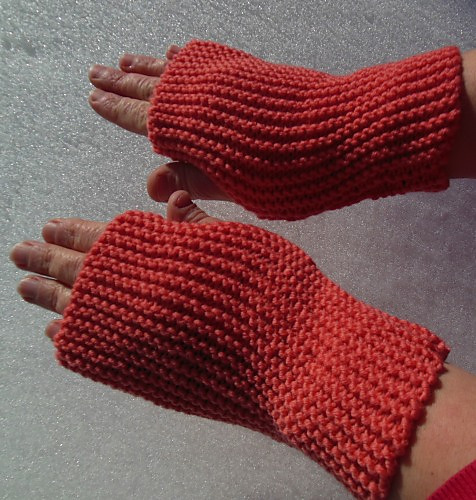 Pushover Fingerless Mitts and Hat photo 3