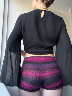 Knit to 75cm waist and 95cm hip measurements