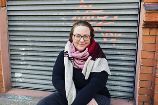 You can wear Wayfarer wrapped around your neck, like Lena does here, while looking full front at the camera...