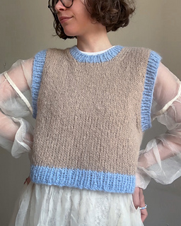 Size S, cropped.
Yarn: Børstet Alpakka by Sandnes Garn.
Main color: 3040. Contrasting color: 6003.