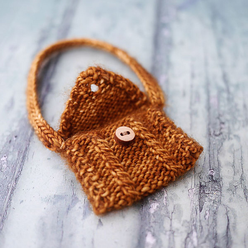 Ravelry Tearoom Messenger Bag pattern by Susan Hickson