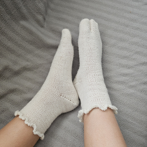 Tabi Ruffle Socks