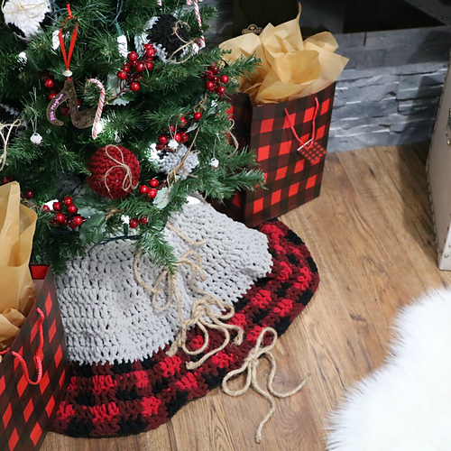 Ravelry Buffalo Plaid Tree Skirt & Pillow pattern by MJ's Off The Hook