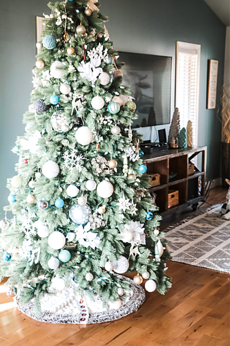 Ravelry: Buttons & Bobbles Tree Skirt pattern by MJ's Off The Hook Designs