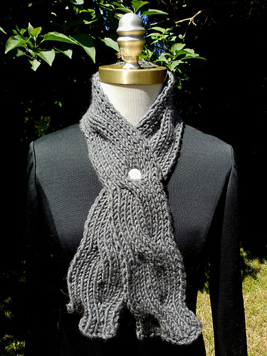 Elegant Reversible Cable Scarf photo 5