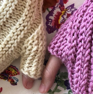 You have a choice of thumbs, a longer or shorter thumb, for your mitts.