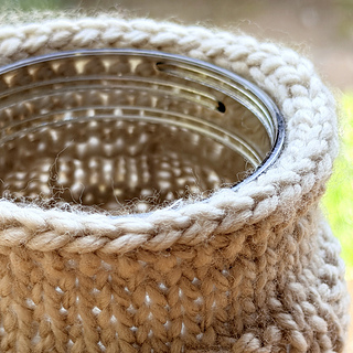 Close-up of a the i-cord bind off on a knitted mason jar cozy.