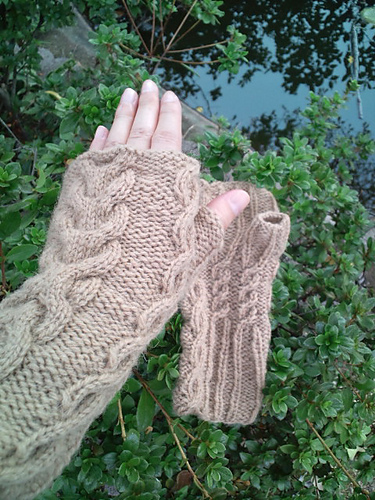 p.21 Cabled Fingerless Gloves ケーブルの指出し手袋 다른 모습 3