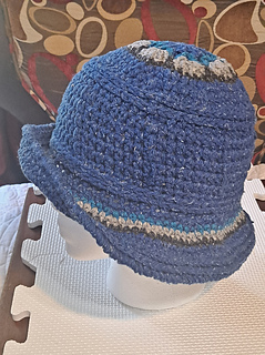 Teen/Adult Small made with [Berroco]Remix Chunky(/yarns/brands/berroco).