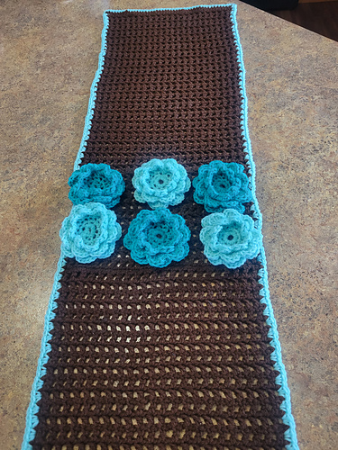 Rose Garden Table Runner with Centerpiece photo 5