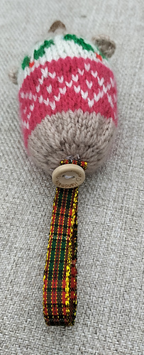 The base of the hedgehog where you can secure the ribbon with a button.