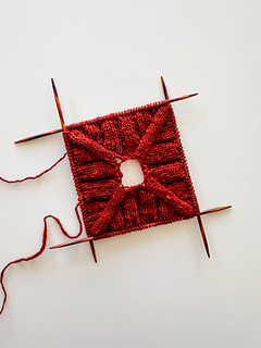 Summit 4+2 in Catskill Merino Lace in Tibetan Red, size C, WIP: crown