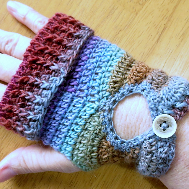 Ravelry Keyhole Driving Gloves pattern by Pam