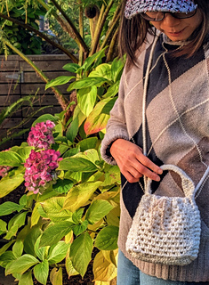 Little Bow Crossbody Crochet Bag 
with Non-Stretch Shoulder Strap