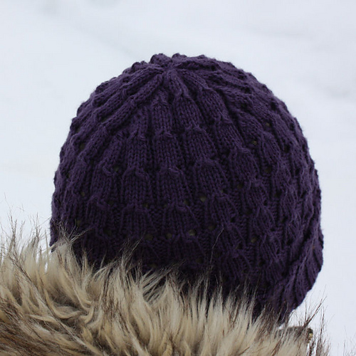 Lue i hullstrikk - Synnøve Heggelid