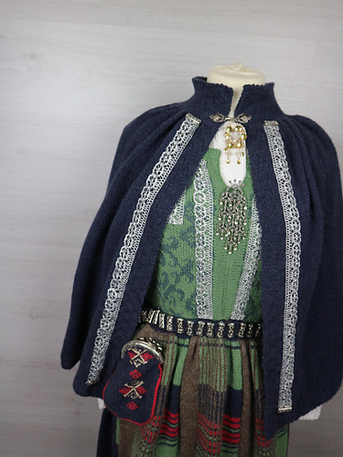 Cape til festdrakt eller bunad 2-12 år - Rita Elin Haugnes