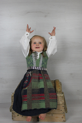 Nordmørsbunad 2 - 12 år - Rita Elin Haugnes