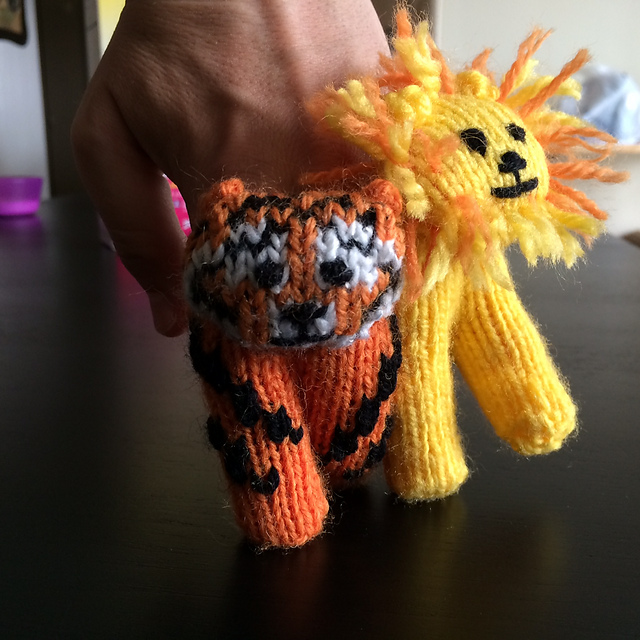Ravelry Two Finger Puppets pattern by Luciana